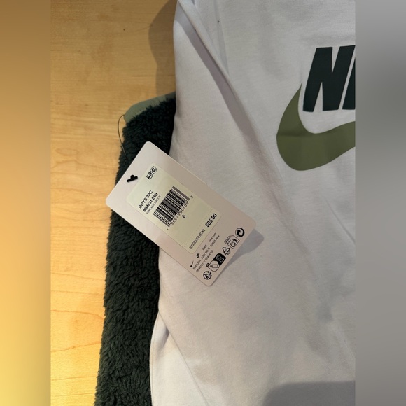 NWT Nike Boys 6 three piece set with vest - Picture 3 of 3